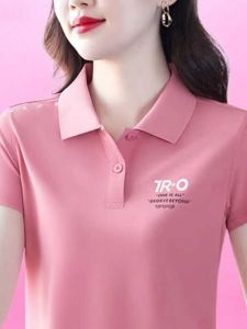 เสื้อยืดคอโปโลแขนสั้นสำหรับผู้หญิง ฤดูร้อน 2024 เสื้อโปโลคอปกีฬา ทรงหลวม สไตล์เกาหลี ผ้าโพลีเอสเตอร์ ปกติ