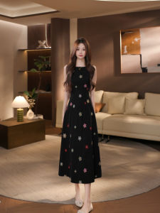 DENGLIULIU | Đầm Đen Thêu Hoa Kiểu Cổ Điển