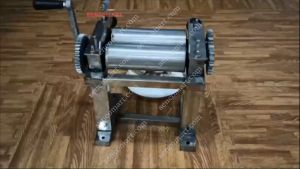 Máy cán mực nướng bông giúp các quán hàng không phải gò bằng búa