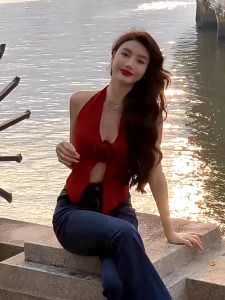 XUNYU2 การจัดส่งที่รวดเร็ เสื้อคล้องคอ ผ้าไหมพรม คอวี ดีเทลติดดอกไม้หน้าอก เซ็กซี่เวอร์ ชุดเที่ยวทะเล คาเฟ่ สไตล์เวียดนาม ยังไม่มีคะแนน 0 ขายแล้ว 2025 new