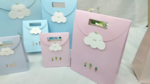 HUI ถุงกระดาษ น่ารัก  ถุงฝาปิด ลายก้อนเมฆ สีสันสดใส ใส่ของชำร่วย ใส่เสื้อผ้า ราคาถูกสุดๆ พร้อมส่งด่วน