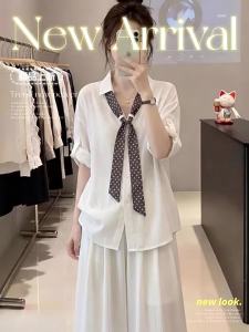 Áo Sơ Mi Trắng Dáng Ôm Cổ V Tay Ngắn Họa Tiết Chấm Bi