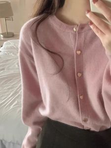 เสื้อคาร์ดิแกนถักสีชมพูสำหรับผู้หญิง ฤดูใบไม้ผลิและฤดูใบไม้ร่วง 2025 ใหม่ ความรู้สึกระดับไฮเอนด์ แขนสั้น เสื้อคลุมผู้หญิงขนาดเล็ก