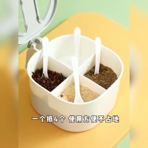 กล่องใส่เครื่องปรุง 4 ช่อง มีฝาปิด แถมช้อนตัก 4 คัน มี 3 สีให้เลือก 🔰 CH0489