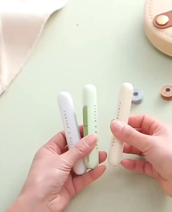 [HCM] Dụng Cụ Xỏ Kim Chỉ  Cắt Chỉ 2 Trong 1 Giao -Cozy520