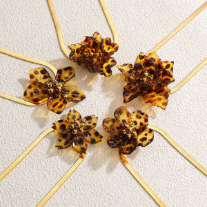 kissmoon Leopard Vintage Print Flower Pendant Necklace for Women Stainless Steel Gold Color Blade Chain Unique Banquet Gifts