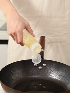 Nipiin Oil Bottle Squeeze Bottle Leak-proof Non-slip Oil Bottle Vinegar/Soy/Sauce Containers with Label Kitchen Tool