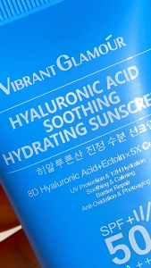 [ NEW] VIBRANT GLAMOUR Hyaluronic Acid 3X Hydrating Sunscreen SPF50+ PA+++ Blue Light Protection | Lightweight Non-greasy | For Sensitive Skin 50g