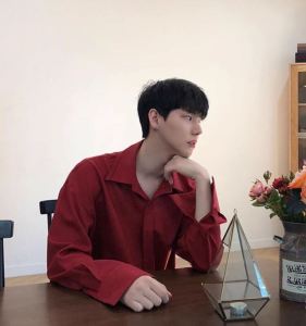 เสื้อเชิ้ตลำลองแขนยาวทรงย้วยดูแพงสำหรับผู้ชายชุดทางการสำหรับฤดูใบไม้ผลิและฤดูใบไม้ร่วงเสื้อเชิ้ตสีไวน์แดงทรงหลวมแฟชั่นผ้าไหมน้ำแข็งใส่ช่วงฤดูหนาวสำหรับผู้ชาย