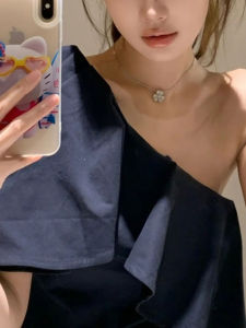 เสื้อเชิ้ตผู้หญิงดีไซน์ไม่สมมาตรโชว์ไหล่ฤดูร้อน 2025 แขนกุด สไตล์ทำงาน เสื้อเชิ้ตผู้หญิงคอวีแขนกุดทรงเข้ารูป