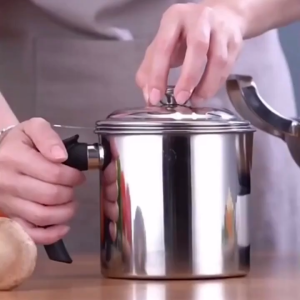 Alechaung หม้อกรองน้ำมัน 1.3 ลิตร สแตนเลส 304 ทนความร้อน ใช้กรองน้ำมัน เศษของทอด มีฝาปิดและตะแกรง หม้อกรองน้ำมัน น้ำมันกรอง น้ำมันกรอง กรองน้ำมัน ใช้กรองน้ำมัน ใช้กรองต่างๆ เศษ