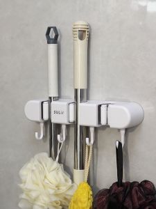 ชั้นวางไม้ถูพื้นพร้อมตะขอ ชั้นวางของแบบติดผนังสำหรับงานหนัก สำหรับไม้กวาด เครื่องมือทำสวน เครื่องครัว ที่แขวนไม้ถูพื้นในห้องน้ำ ชั้นวางอุปกรณ์ทำความสะอาดบ้าน ตะขอแบบไม่มีรอยกาวในตัว