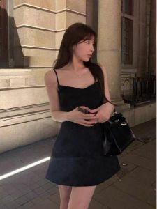 ชุดเดรสสั้นแขนกุดคอวีเซ็กซี่ กระโปรงทรงเอเข้ารูป เดรสสั้นสีดำ ฤดูร้อน ผ้าฝ้ายผสมโพลีเอสเตอร์ กระโปรงสั้น ชุดทำงาน