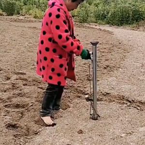 เครื่องหยอดเมล็ดพันธุ์ เครื่องหยอดเมล็ด เครื่องปลูกเมล็ดพืชผัก อุปกรณ์การเกษตร (ตัวเลือก 28 มม./32มม.) เครื่องหยอดข้าวโพด การว่านปุ๋ยโดยไม่ต้องโค้งงอลำตัว ถั่วต่างๆ เมล็ดอื่นๆ อุปกรณ์การเกษตร