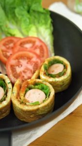 LocknLock Hard & Light Black Frypan\\n\\n Mengenal LocknLock Hard & Light Black Frypan\\n\\nLocknLock Hard & Light Black Frypan adalah wajan yang cocok untuk masakan sehari-hari, tahan panas, dan desain ergonomis. Dengan bahan kualitas tinggi, produk ini menjadi pilihan yang tepat bagi Anda yang mencari wajan yang handal dan mudah digunakan.\\n\\n Spesifikasi Produk\\n\\nBerikut adalah spesifikasi dari LocknLock Hard & Light Black Frypan:\\n\\n* Ukuran: 28 cm\\n* Berat: 1,4 kg\\n* Material: Alumunium\\n* Warna: Hitam\\n\\n Keunggulan Utama\\n\\nLocknLock Hard & Light Black Frypan memiliki beberapa keunggulan utama yang membuatnya menjadi pilihan yang tepat untuk Anda:\\n\\n* Cocok untuk masakan sehari-hari\\n* Tahan panas\\n* Desain ergonomis\\n* Bahan kualitas tinggi\\n\\n Kelebihan Bahan Kualitas Tinggi\\n\\nBahan kualitas tinggi yang digunakan pada LocknLock Hard & Light Black Frypan membuat wajan ini menjadi pilihan yang tepat untuk Anda. Bahan alumunium yang digunakan membuat wajan ini mudah dipanaskan dan menyebar panas secara merata, sehingga masakan Anda akan matang secara merata. Selain itu, bahan ini juga tahan lama dan mudah dibersihkan.\\n\\n Cara Menggunakan LocknLock Hard & Light Black Frypan\\n\\nBerikut adalah cara menggunakan LocknLock Hard & Light Black Frypan:\\n\\n Memasak dengan Mudah\\n\\nLocknLock Hard & Light Black Frypan sangat mudah digunakan. Anda hanya perlu memanaskan wajan sebelum memasukkan bahan masakan, lalu masak seperti biasanya. Wajan ini cocok untuk berbagai jenis masakan, mulai dari tumisan hingga gorengan.\\n\\n Tips Menggunakan LocknLock Hard & Light Black Frypan\\n\\nBerikut adalah beberapa tips menggunakan LocknLock Hard & Light Black Frypan:\\n\\n* Pastikan wajan sudah panas sebelum memasukkan bahan masakan.\\n* Gunakan api sedang untuk memasak.\\n* Jangan memasukkan bahan masakan terlalu banyak sekaligus.\\n\\n Membuat Masakan Lezat\\n\\nDengan LocknLock Hard & Light Black Frypan, Anda dapat membuat masakan lezat dengan mudah. Wajan ini cocok untuk berbagai jenis masakan, mulai dari tumisan hingga gorengan. Dengan bahan kualitas tinggi yang digunakan, masakan Anda akan matang secara merata dan lezat.\\n\\n Perawatan dan Keawetan LocknLock Hard & Light Black Frypan\\n\\nBerikut adalah cara perawatan dan keawetan LocknLock Hard & Light Black Frypan:\\n\\n Cara Membersihkan\\n\\nUntuk membersihkan LocknLock Hard & Light Black Frypan, Anda dapat menggunakan spons atau sikat khusus untuk peralatan dapur. Jangan menggunakan bahan kimia yang keras atau sikat yang kasar, karena hal ini dapat merusak permukaan wajan.\\n\\n Cara Menyimpan\\n\\nSetelah digunakan, pastikan LocknLock Hard & Light Black Frypan sudah bersih dan kering sebelum disimpan. Anda dapat menyimpan wajan ini di rak dapur atau lemari penyimpanan peralatan dapur.\\n\\n Membuat LocknLock Hard & Light Black Frypan Tetap Awet\\n\\nUntuk membuat LocknLock Hard & Light Black Frypan tetap awet, pastikan Anda membersihkan wajan dengan benar setelah digunakan. Selain itu, hindari menggunakan wajan ini untuk memasak makanan yang mengandung asam tinggi, seperti lemon atau tomat, karena hal ini dapat merusak permukaan wajan.\\n\\nDengan perawatan yang tepat, LocknLock Hard & Light Black Frypan akan tetap awet dan bisa digunakan untuk waktu yang lama. Selamat mencoba!\n}