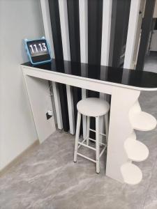 Mini Bar Table and Chairs Set 1 pc Bar Table and 2 pcs Bar Stool Bar Counter Table and Chairs Household High Bar Table Dining Room Coffee Tea Shop Table and Chair Small Balcony Table Long Working Table Kitchen and Dining Furniture Bar Tables