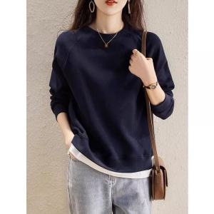 เสื้อสเวตเตอร์คอกลมหลวมๆ สีน้ำเงินเข้ม ทรงหลวมๆ สำหรับผู้หญิง ฤดูใบไม้ร่วง 2024 เสื้อสเวตเตอร์คอกลมลายผสมสองชิ้นเทียม