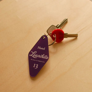 Leonikita American Retro Acrylic Motel Keychain กระเป๋าสตางค์ห้อยหัวเข็มขัดสำหรับผู้หญิง กระเป๋าสะพายไหล่แบบลำลอง กระเป๋าถือหนัง PU ลายดอกไม้