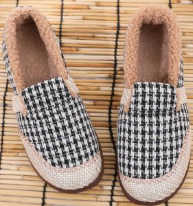 รองเท้าผ้าปักหนังสือพิมพ์ฤดูใบไม้ร่วงฤดูหนาวสำหรับผู้หญิงแบบสวมสบายกันลื่นพื้นแบนสำหรับใส่กลางแจ้งในฤดูใบไม้ร่วงและฤดูหนาว