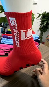 Bonnie Cathy ถุงเท้าฟุตบอลกีฬามืออาชีพดูดซับเหงื่อระงับกลิ่นกายจ่ายและลื่นถุงเท้าฟุตบอลสูง