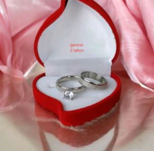 Cincin TunanganTitanium Antikarat Perhiasan Cincin Couple Tahan lama Free Box