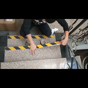 จัดส่งจากกรุงเทพ PVC พื้นเทปกันลื่น สำหรับ ติดบนพื้นผิวเรียบ ผิวหยาบกันลื่น 2.5ซมX5เมตร ที่มีคุณภาพดี ใช้งานง่าย