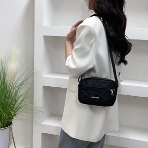 QNQN【การจัดส่งสินค้า 2-3 วัน】แฟชั่นสุภาพสตรีกระเป๋าสะพายไนล่อนสีทึบ กระเป๋าสะพายไหล่ข้างหนึ่ง กระเป๋าสะพายไหล่ขนาดใหญ่แบบพกพา กระเป๋าสะพายไนล่อนสีทึบ กระเป๋าสะพายไหล่กันน้ำแบบเรียบง่าย กระเป๋าสะพายผญ