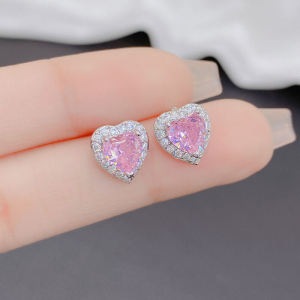 ต่างหูรูปหัวใจสีชมพูหวานขนาดเล็กหรูหราสำหรับผู้หญิง เครื่องประดับแฟชั่นแบบเรียบง่ายและหรูหรา ต่างหูรูปหัวใจประดับเพชรสำหรับผู้หญิง