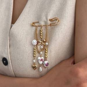 Salircon Y2K Sweet Beaded Bow Tassel Brooch Women Trendy Pin Waist Buckle Ceramic Bead Charm Brooch Clothes Decoration Jewelry