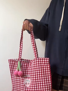 EchoBliss  กระเป๋าสะพายผ้าแคนวาสลายตารางน่ารักพร้อมลูกไม้เชอร์รี่ ดีไซน์สไตล์คิวต์ เหมาะสำหรับใช้ในชีวิตประจำวันและใส่คู่กับชุดฤดูใบไม้ผลิ