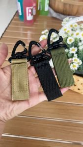 พวงกุญแจ หมุนได้ 360 องศา คลิปหัวเข็มขัดไนล่อน แบบพกพา ตะขอแขวนกระเป๋าเป้สะพายหลัง ทรงสามเหลี่ยม