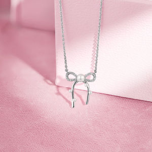 ZHOU LIU FU 周六福 ต่างหูเงินสเตอร์ลิง ต่างหูมุก สร้อยคอจี้รูปโบว์ S925 Sterling Silver Sweet Bow Pearl Jewelry Set Cute Bow Necklace & Earrings Dainty Adjustable Jewelry Gift for Women J0615228/J0915229