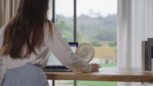 Electrolux พัดลมตั้งโต๊ะแบบชาร์จไฟได้พัดลมตั้งโต๊ะ USB แบบพกพาห้องครัวห้องน้ำพัดลมแขวนติดผนังเงียบ