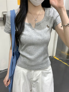 Áo Thun Tay Ngắn Mùa Hè 2024 Phong Cách Hàn Quốc Cổ Chữ V Nửa Mở Thêu Thiết Kế Ngắn Gợi Cảm Áo Chui Đầu Dáng Ôm