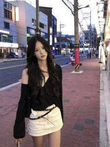 Áo Thun Dài Tay Màu Đen Cổ Chữ V Cho Nữ Mùa Thu Dáng Rộng Thoải Mái Thiết Kế Tay Hở Thanh Lịch Giản Dị Phong Cách Hàn Quốc