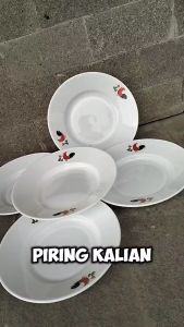 Piring Makan Plastik SL Motif Ayam Jago: Pilihan Praktis & Tahan Lama