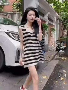 ชุดเดรสผู้หญิง ชุดเดรสยาวแขนกุดถักลายทางฤดูร้อน 2025 สำหรับผู้หญิง เดรสยาวทรงเอ คอตั้ง แขนกุด กระโปรงทรงเอ ชุดเดรสยาว