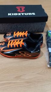 KIDZTUBS Sepatu Futsal Anak Paket Komplit Sepatu Futsal Tas Skin Deker Kaos Kaki Usia 6-10 Tahun Size 28 29 30 31 32 33 34 35 36 37 KDZ1439011525