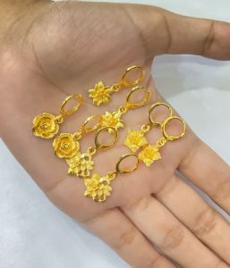 Anting Hoop Motif Bunga / Mawar Warna 24 Karat Perhiasan Untuk Wanita Lapis Emas