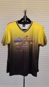 รถซื้อแกง จะแรงได้อย่างไร Thailand เสื้อยืดแขนสั้น ผ้าไมโครมันพิมพ์ลายคมชัด เสื้อผู้ใหญ่ ชายและหญิง มีไซส์ใหญ่ M-4XL Version คอวี เชต 5 สี ผลิตโรงงานไทย