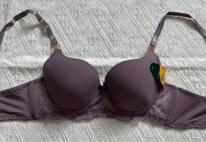 ชุดชั้นใน 3ตะขอมีโครงเหล็กฟองน้ำ ไม่หนาฟองน้ำกลาง มี4 ไซด์ให้เลือก ทรงใหญ่คัพBคัพC