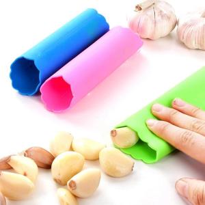 ซิลิโคนปอกกระเทียม แกะเปลือกกระเทียม ที่ปอกเปลือกกระเทียม silicone garlic peeler  สีเขียว สีฟ้า สีแดง จำนวน 1 ชิ้น