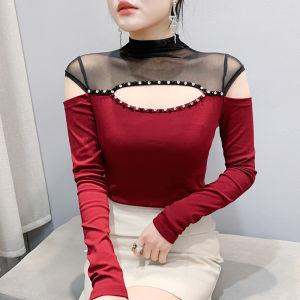YIMEI เสื้อยืดประดับเพชรที่ต่อกันตาข่ายแบบสำหรับผู้หญิงเสื้อยืดฝังเลี่ยมเข้ารูปพอดีและกระชับสัดส่วน2025สำหรับฤดูใบไม้ผลิเสื้อสีแดงปิดไหล่แขนยาวใหม่อินเทรนด์
