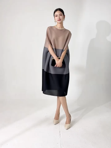 Miyake เดรสมีจีบสำหรับผู้หญิงเดรสสีที่ถูกบล็อกเสื้อเเขนยาวเเบบค้างคาวใหญ่แหวกแนวแฟชั่นฤดูร้อน