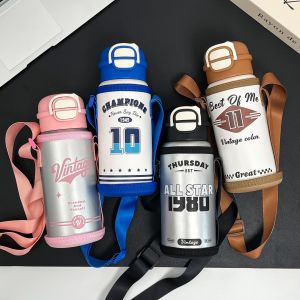 ถ้วยกันความร้อนสำหรับเด็ก ความจุขนาดใหญ่ ถ้วยดื่มแบบพกพาพร้อมสายสะพายสำหรับเด็กชาย ถ้วยดื่มแบบอัดลมสำหรับเด็ก เยาวชน วิทยาลัย