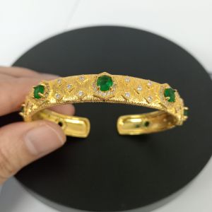 กำไลข้อมือประดับพลอยเขียวส่องฝังพลอยเพทายขาวแนววินเทจงดงาม