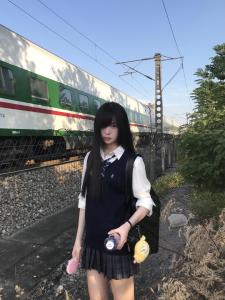 เสื้อกั๊กถักสไตล์ญี่ปุ่นสำหรับผู้หญิง ฤดูใบไม้ร่วง 2024 คอวี แขนกุด สีสันสดใส เสื้อคลุมกันหนาวแบบสวมหัว