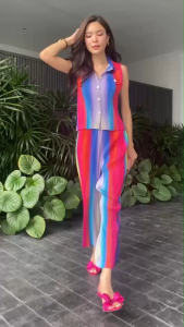 แพตเทิร์น สวยคูลล์ ด้วยคอปก แขนกุด ลายทางลง 📏📏 แต่งกระดุม เปิด/ปิดได้ ด้านหน้า ดูดี ไม่เยอะจนเกินไป กางเกงเอวสมอค อัดพลีส ทรงขาตรง เรียวสวย ยืดหยุ่น ได้เยอะมากๆ➰➰ สวย หรู ดูดี ใส่ชิวๆ วันสบายๆ หรือจะไปออกงาน ชุดเดียวอยู่ 💘 ** งานดี 🔑 พลีทแน่