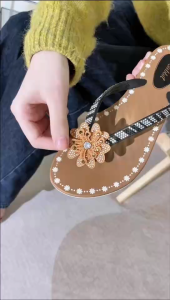 Womens flip-flops with cute sunflower decorations made of non-slip and waterproof rubber comfortable slippers for outdoor wear home use and beach use