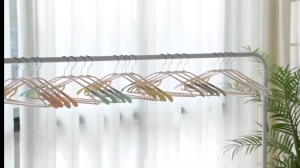 ไม้แขวน สีครีมเทา  มี 8 ชิ้น  ( มือ 2 )